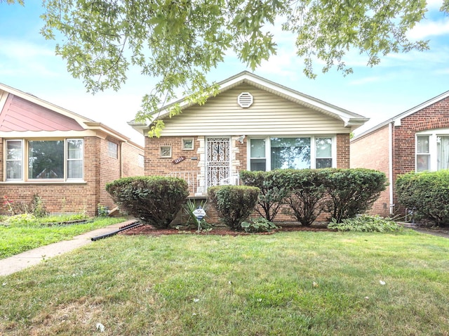 view of front facade with a front yard