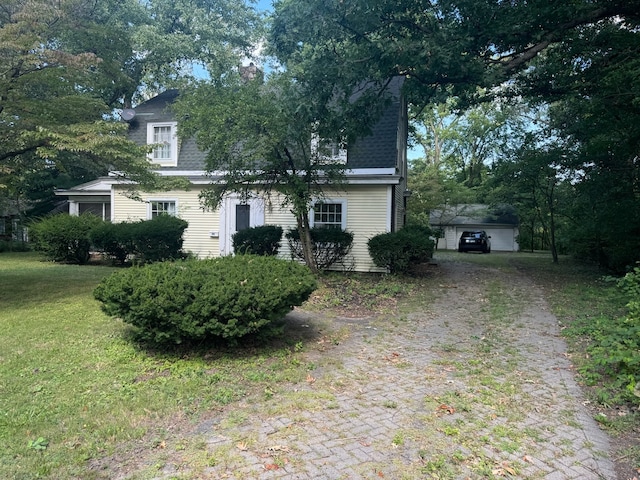 view of front of home with a front lawn