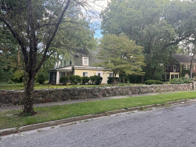 view of front of property featuring a front yard