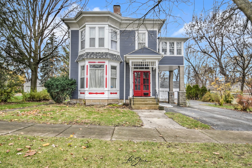 view of italianate-style house