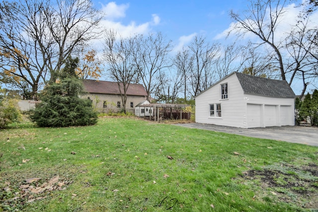 view of yard with a garage and an outdoor structure