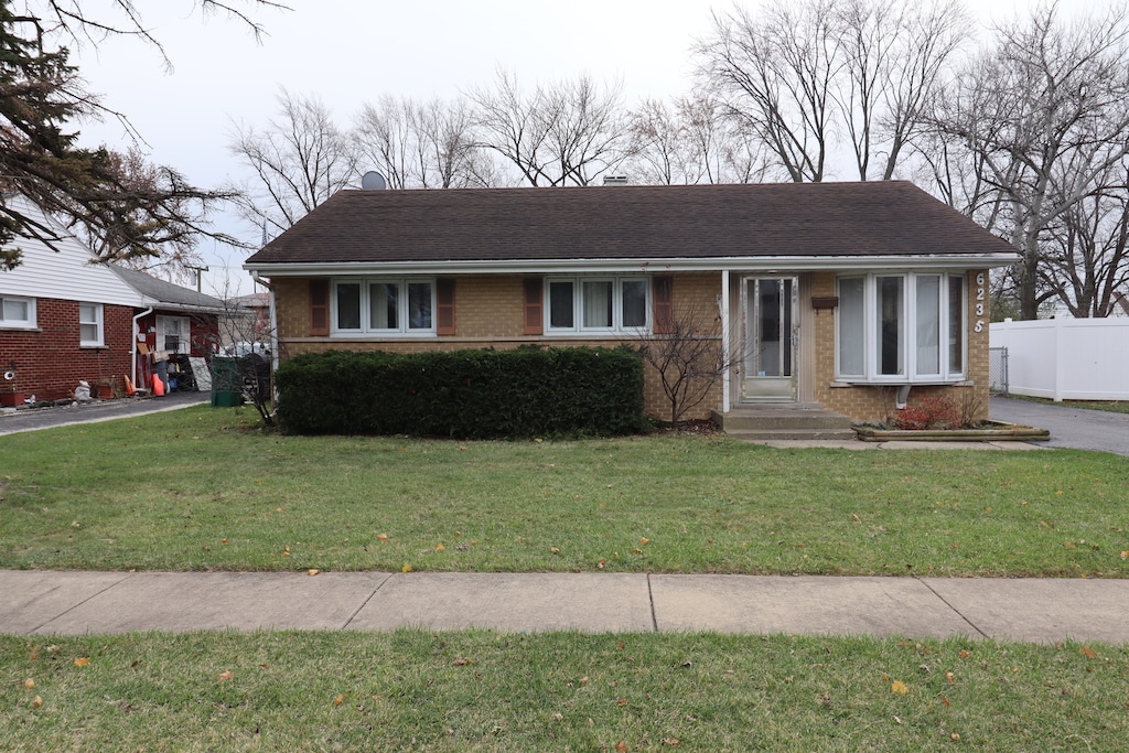 view of front facade featuring a front lawn