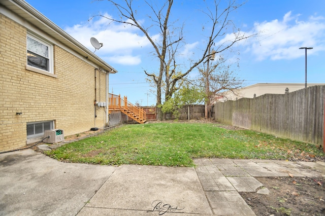 view of yard featuring a patio area