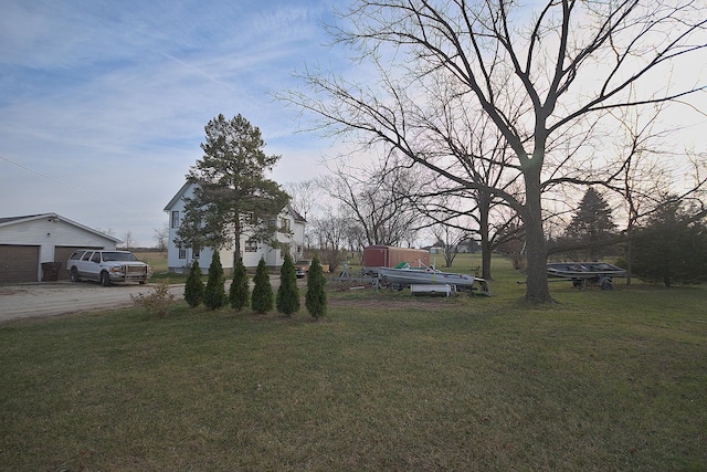 view of yard with an outbuilding