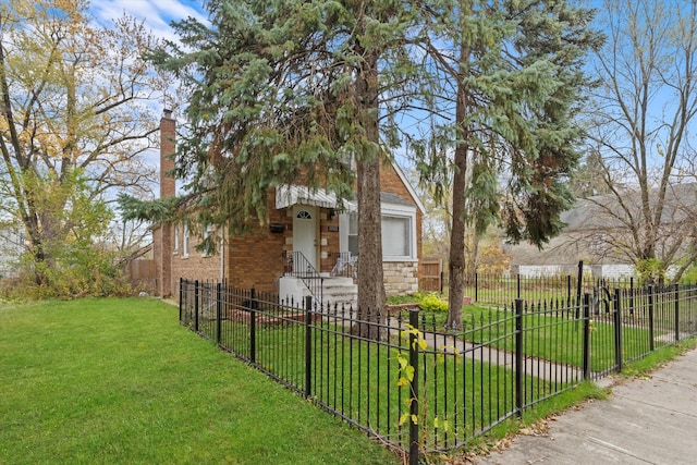 view of front facade with a front yard