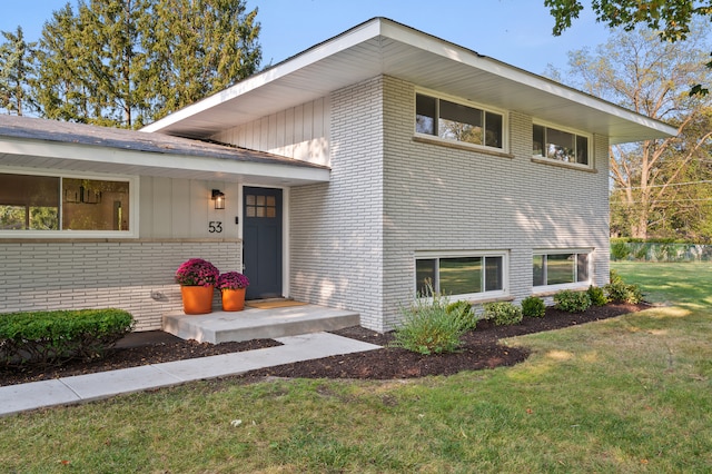 view of front of home featuring a front lawn