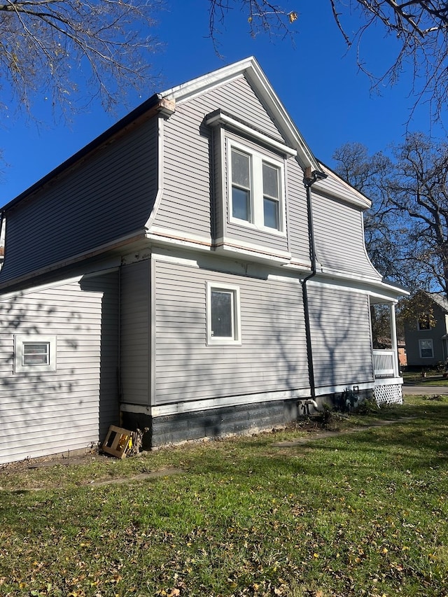 view of side of property featuring a yard