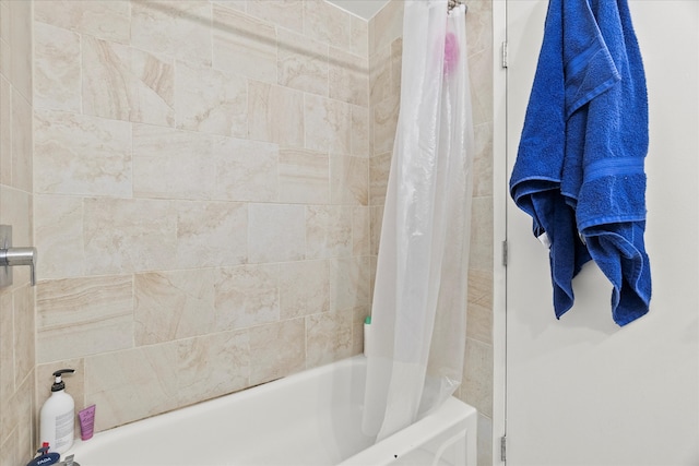 bathroom featuring shower / bath combo