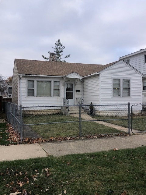 view of front of house featuring a front lawn