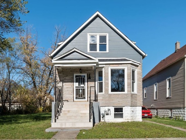 view of front of property featuring a front yard