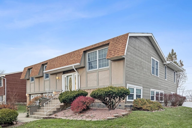 view of front of property with a front yard