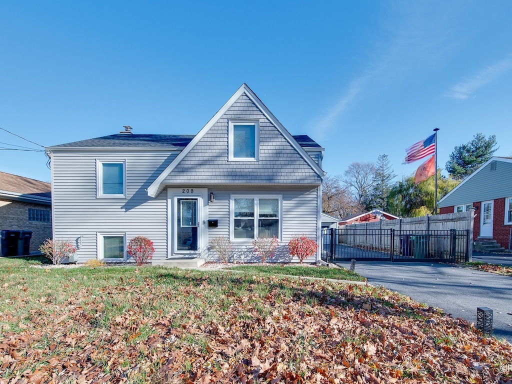 view of front of home with a front lawn