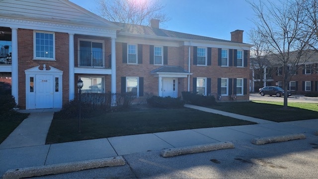 view of front of home featuring a front yard