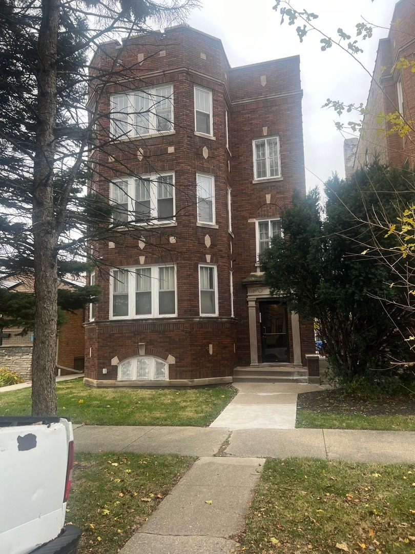 view of front of home with a front lawn