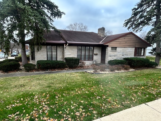 ranch-style house featuring a front lawn