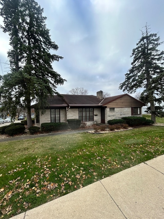 view of front of property featuring a front lawn