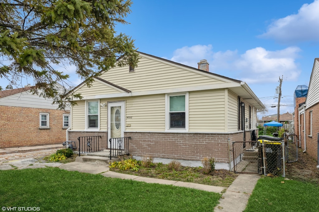 bungalow-style house with a front lawn