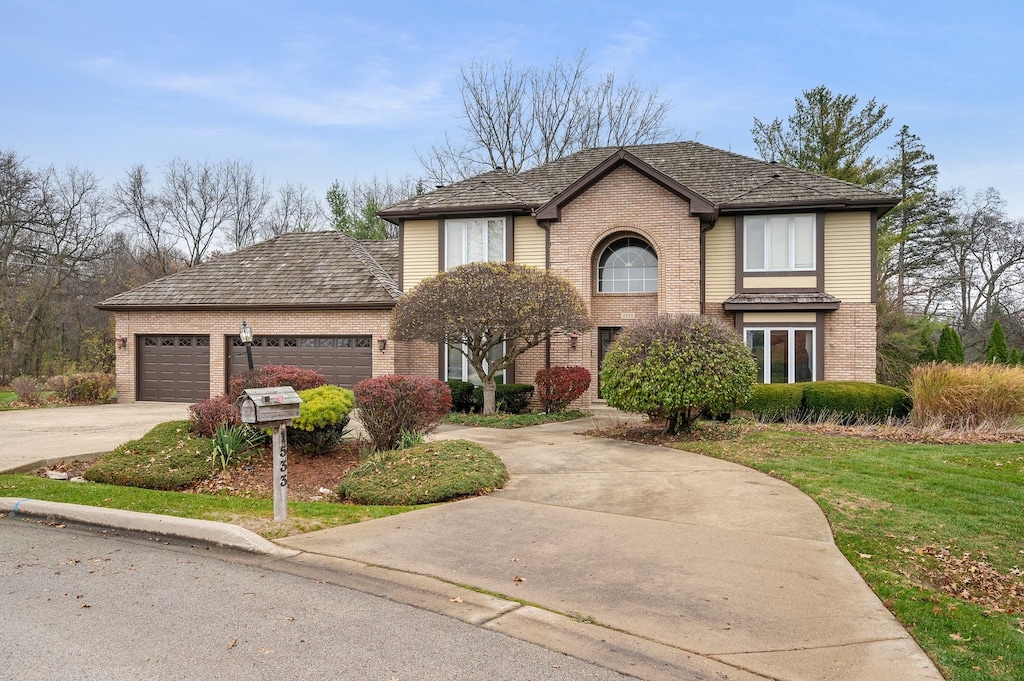 view of front property featuring a garage