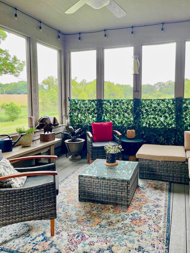 sunroom with ceiling fan