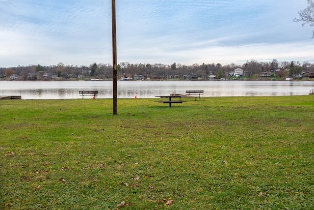 view of yard featuring a water view