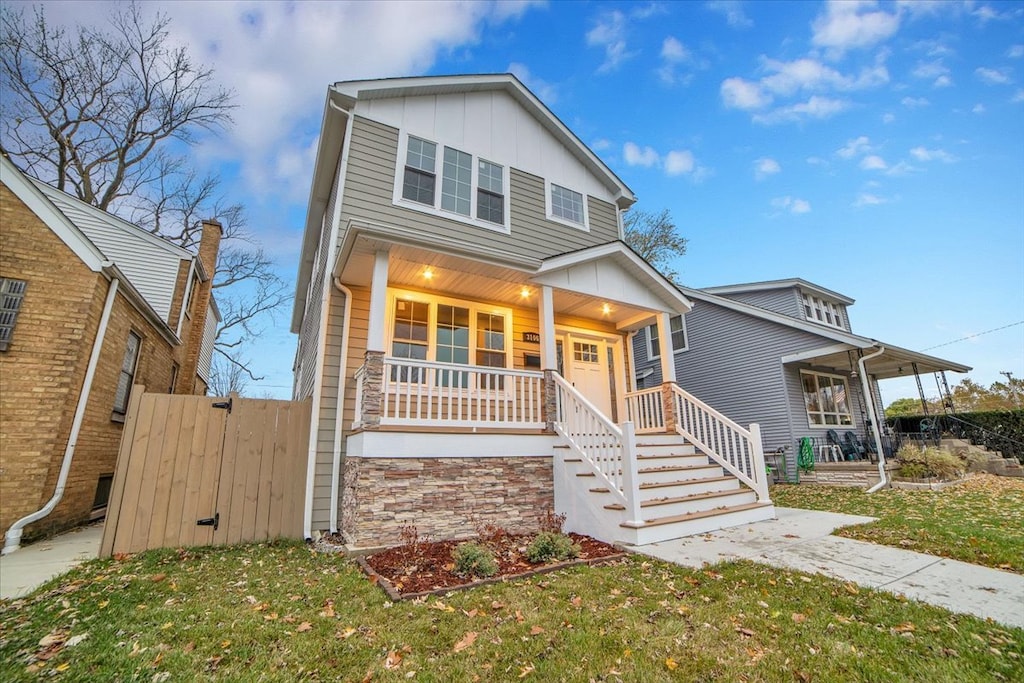 view of front facade featuring a porch and a front yard