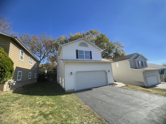 view of front of property featuring a front lawn