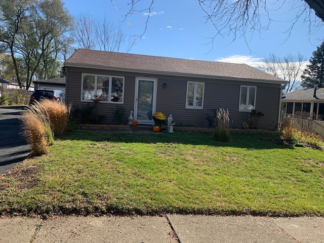 view of front facade featuring a front yard