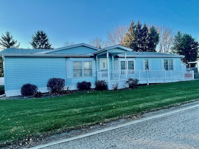 view of front of property featuring a front yard and a porch