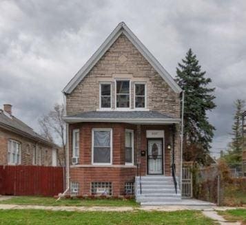 view of front of house with a front yard