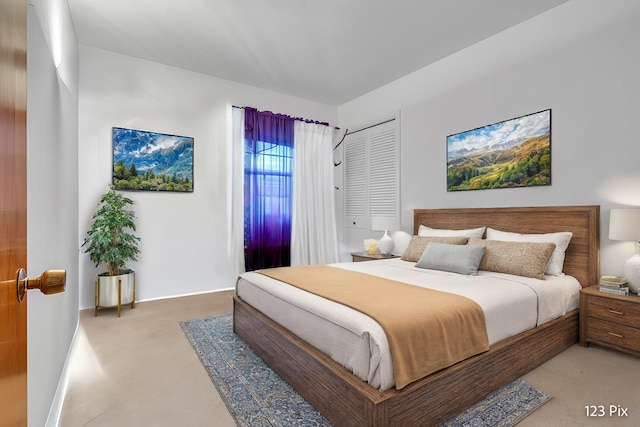 bedroom featuring carpet flooring, baseboards, and a closet