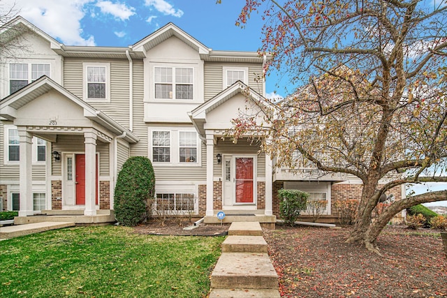 townhome / multi-family property featuring a front yard