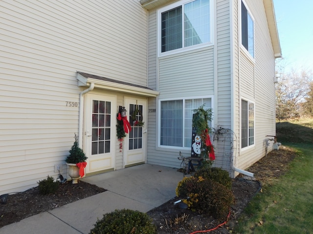 entrance to property featuring a patio