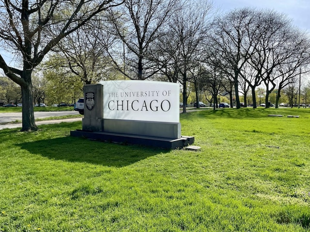 community sign featuring a lawn