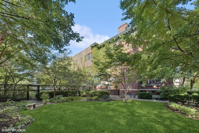 view of property's community featuring a yard