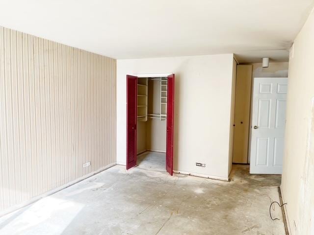 unfurnished bedroom featuring a closet