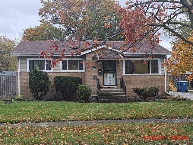 view of front of house featuring a front lawn