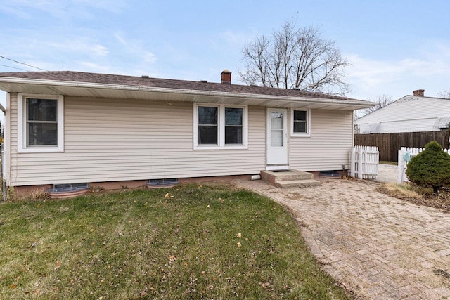 view of front of property featuring a front lawn