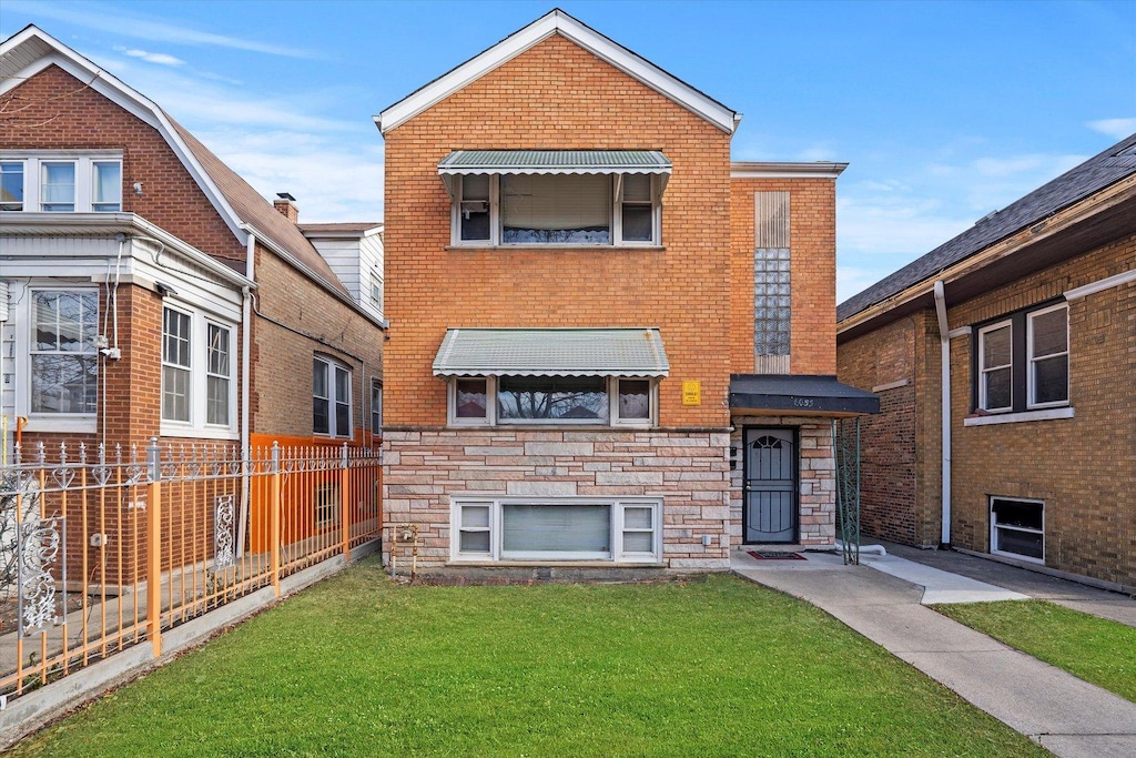 view of front of home featuring a front yard