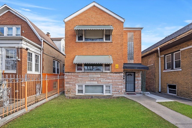 view of front of home featuring a front yard