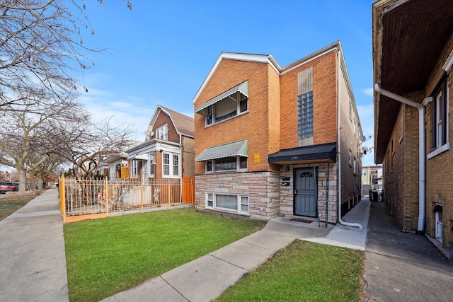 view of front of property featuring a front yard