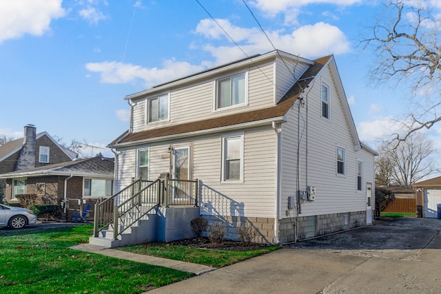 view of front of home featuring a front lawn