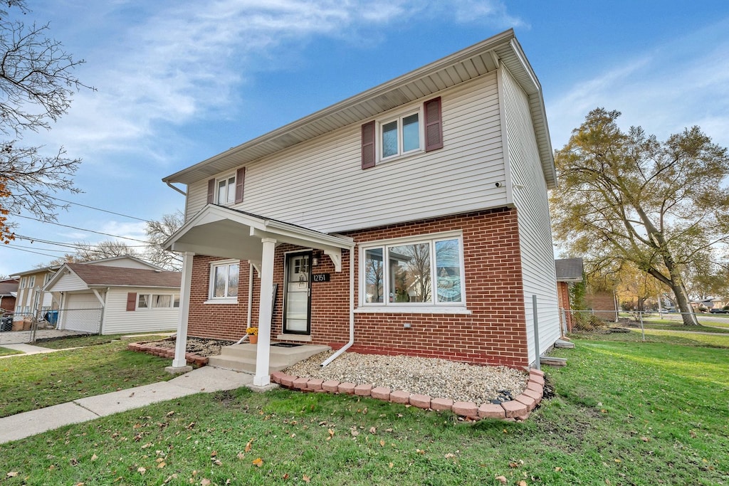 front of property featuring a front lawn