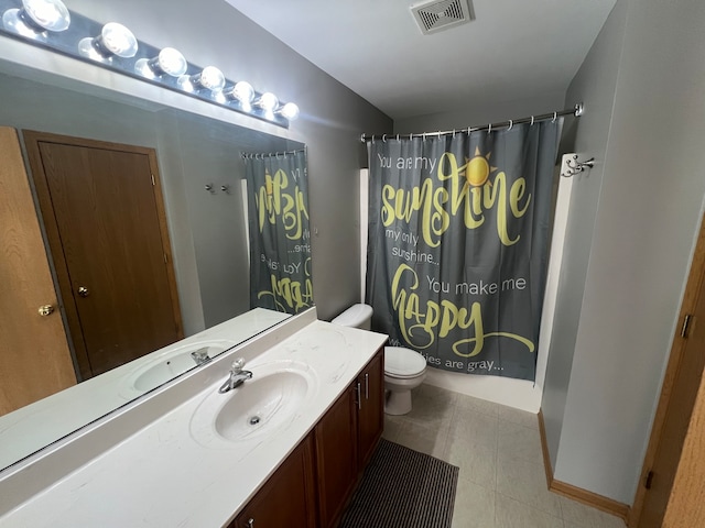 bathroom featuring a shower with shower curtain, vanity, and toilet