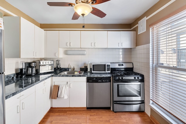 1733 N Larrabee St Unit 0, Chicago, IL 60614 - kitchen with ceiling fan, light wood-type flooring, white cabinets, a sink, and stainless steel appliances