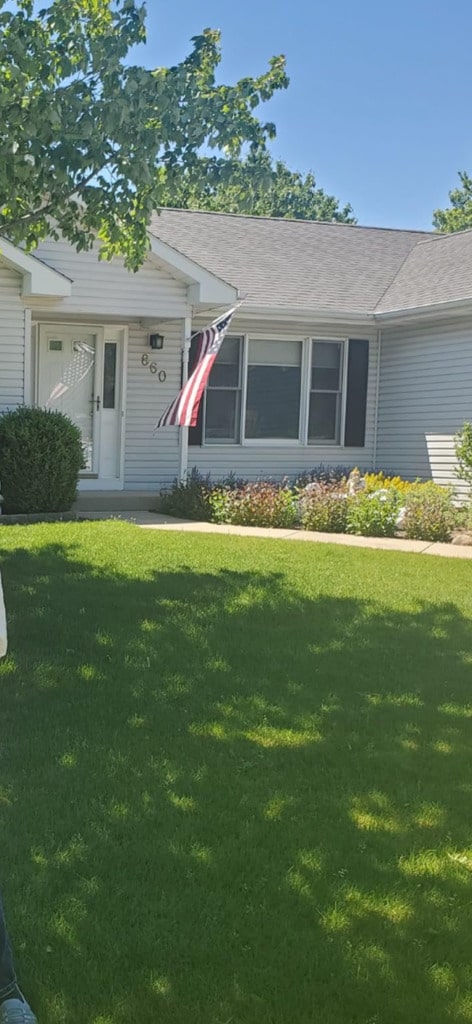 single story home with a front lawn