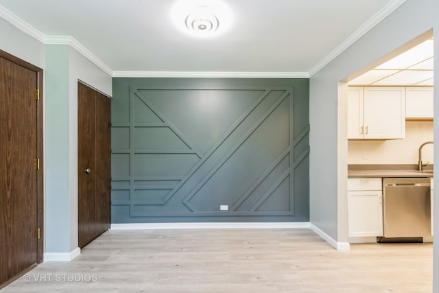 doorway featuring light hardwood / wood-style floors, sink, and crown molding