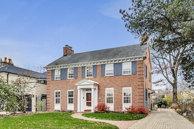 colonial house featuring a front yard