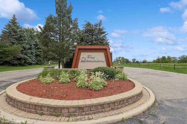 view of community / neighborhood sign