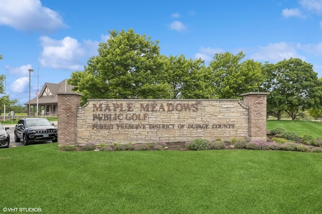 community sign with a lawn