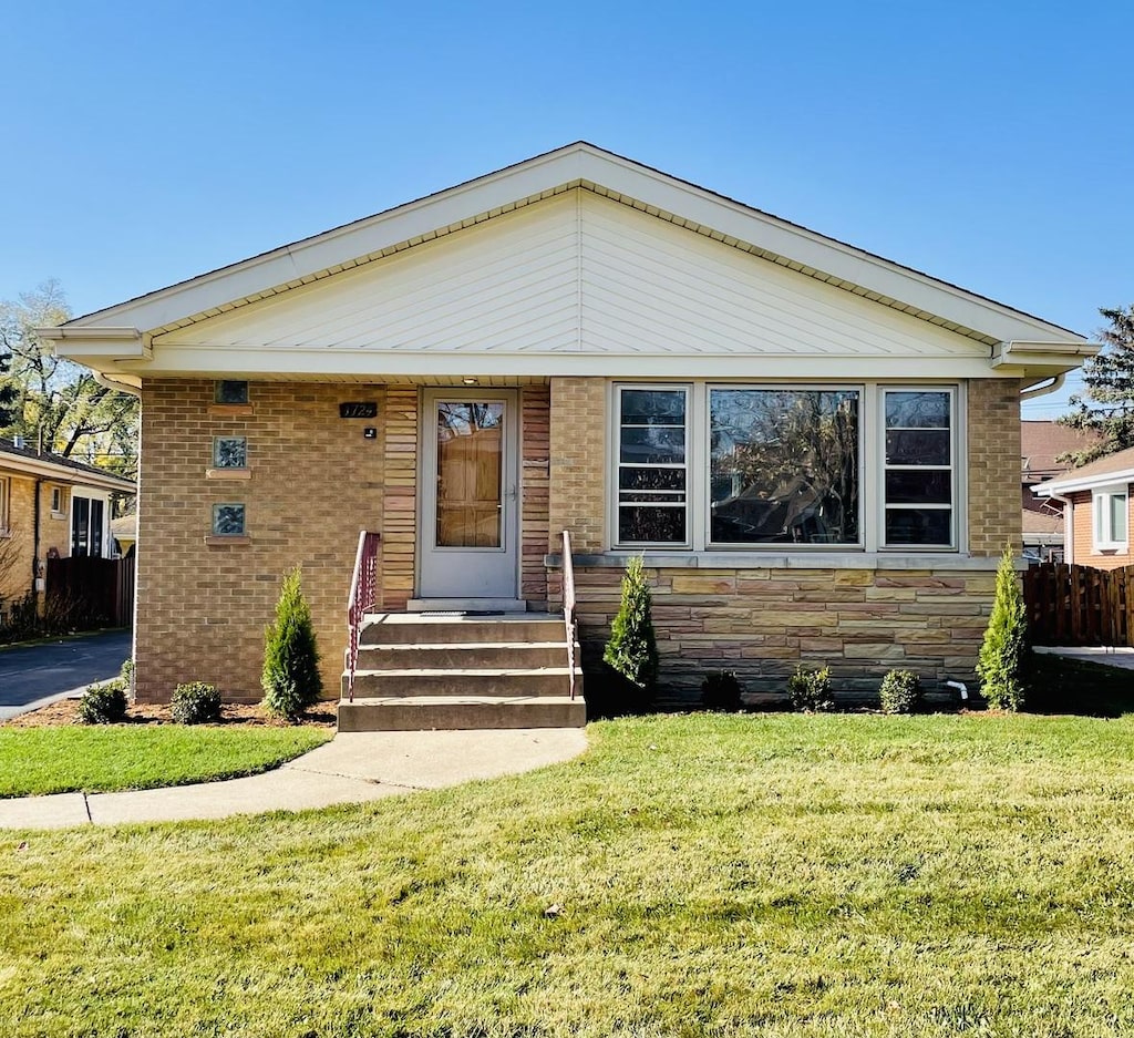 view of front of home featuring a front yard